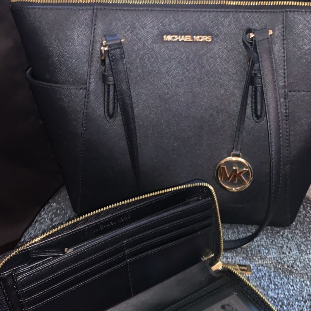 Charlotte Large Saffiano Leather Top-Zip Tote Bagmedium, the purse alone is 180